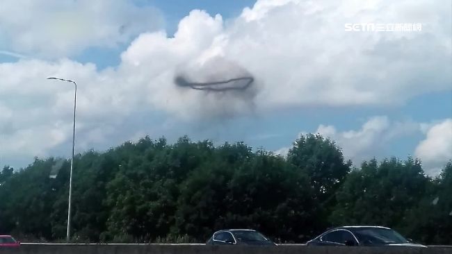 直通異度空間？墨國出現黑環狀物盤旋