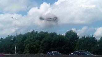 直通異度空間？墨國出現黑環狀物盤旋