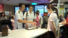 錯在哪?穿軍服逛夜市 民眾投訴:很不妥