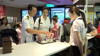 穿軍服逛夜市　遭民眾投訴「不妥」