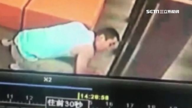 圖書館遇暗戀女子　男裝撿錢偷窺裙底