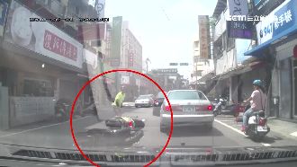 兩台機車都逆向　撞在一起各罰1千8