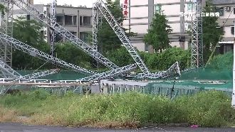 怪風吹倒球場鷹架　雷擊害5千戶停電
