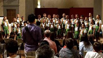 希望合唱團唱國歌　台下男子起身肅立