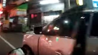 女駕駛突開車門　不屑表情讓騎士爆氣