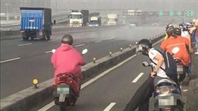 暴雨,晴天,奇觀,機車,騎士,雨衣,乾濕分離　圖／翻攝自爆料公社