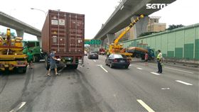 現場僅剩中線車道勉強能通行。（圖／翻攝畫面）
