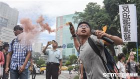 大觀自救會行政院抗議丟煙霧彈 圖／記者林敬旻攝