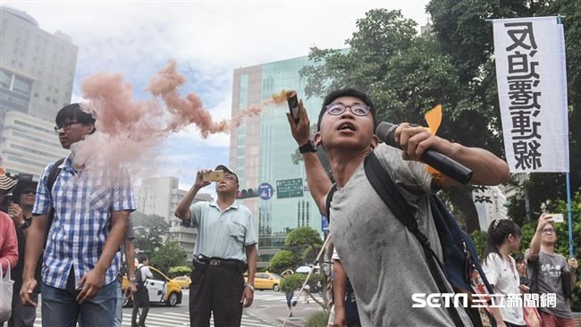 政院專案處理！大觀社區丟煙霧彈抗議
