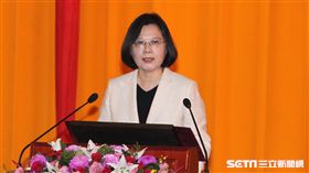 總統蔡英文出席106年三軍六校畢業典禮，頒發學生畢業證書、授階、合照。（記者邱榮吉/攝影）