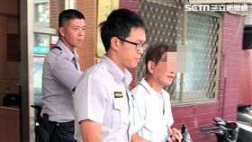 周女搭乘捷運途經龍山寺站時，遭簡翁不斷用下體磨蹭手臂，還因此明顯勃起，周女遂退至內側座位，簡翁見事跡敗露欲逃，卻被周女抓住手臂，並通知站務人員將其逮捕（翻攝畫面）