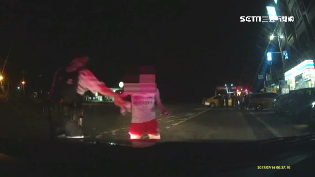 婦人酒醉找警方陳情　竟伸腳讓警車輾