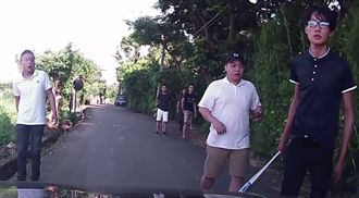 恐怖！車禍下一秒　手持棍棒惡煞現身