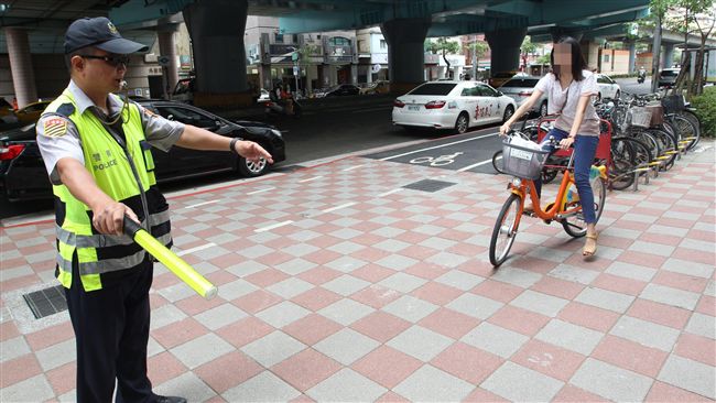 自行車上騎樓 　一上午取締33件