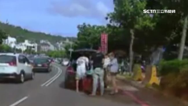 南灣紅線霸道更衣　駕駛違停恐遭罰