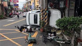 ▲駕駛撿飲料釀車禍。（圖／翻攝自臉書爆料公社）
https://www.facebook.com/photo.php?fbid=1666084486744008&set=g.451357468329757&type=1&theater