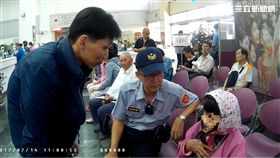 陳婦退休後從事拾荒工作，省吃儉用攢下1200多萬元，卻遭詐騙集團騙走提款卡及密碼，一夜之間領走30萬元，台銀行員直覺有異，通知保七警員處理，並前往陳婦家苦勸她止付（翻攝畫面）