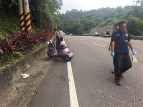 自摔？碰撞？孕婦倒臥馬路恐一屍兩命　警調閱監視器釐清