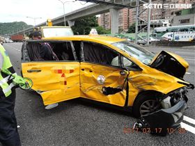 載著香港夫妻的計程車車頭幾近全毀。（圖／翻攝畫面）