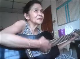 泰阿嬤神翻唱老歌　神情陶醉超投入 圖/翻攝自HeaRTBeaT YouTube