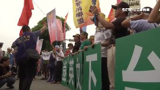 警人牆嚇阻抗議團體　蔡英文快閃台中