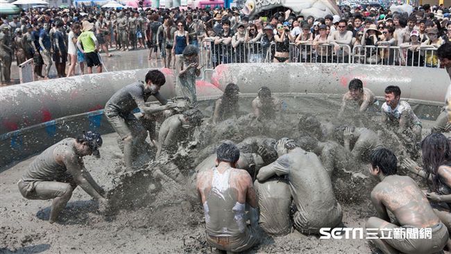 韓國夏日慶典！美容泥漿節越玩越美麗