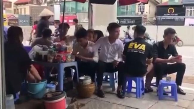 路邊攤大口暢飲洗腳水　網友崩潰狂吐