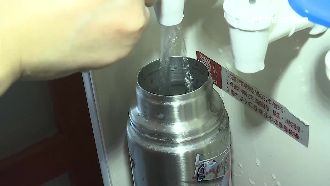 保溫瓶洗錯喝毒水　醫示警：2飲品不能裝