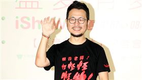 導演九把刀、演員劉奕兒兩人與喜憨兒一起彩繪餅乾，為「盛夏有愛 iShow 心意」送愛饗公益。（記者邱榮吉/攝影）