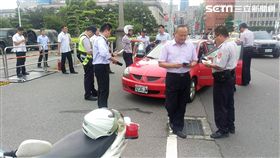 曹男下班回家經過總統府前時，突然下車朝維安軍警抗議，警方隨即將他帶回訊問，曹男認為凱道不該有五星旗飄揚（翻攝畫面）