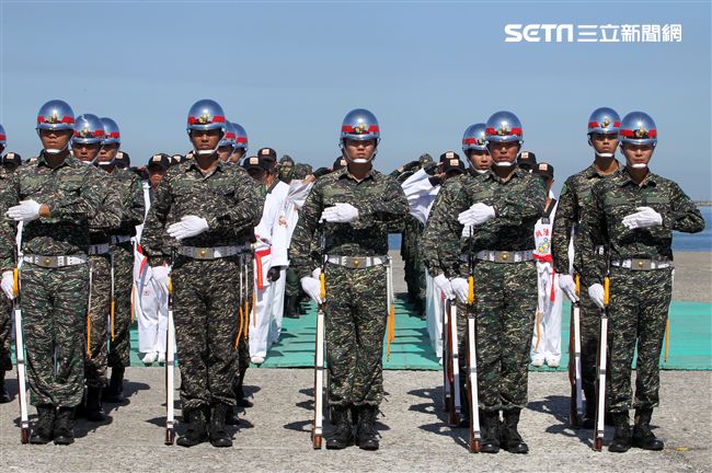 海軍陸戰隊儀隊操演高難度奪命槍。（記者邱榮吉/左營拍攝）