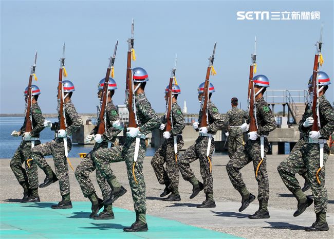 海軍陸戰隊儀隊操演高難度奪命槍。（記者邱榮吉/左營拍攝）