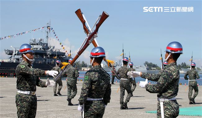 海軍陸戰隊儀隊操演高難度奪命槍。（記者邱榮吉/左營拍攝）