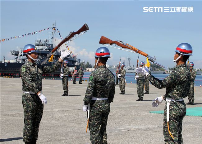 海軍陸戰隊儀隊操演高難度奪命槍。（記者邱榮吉/左營拍攝）