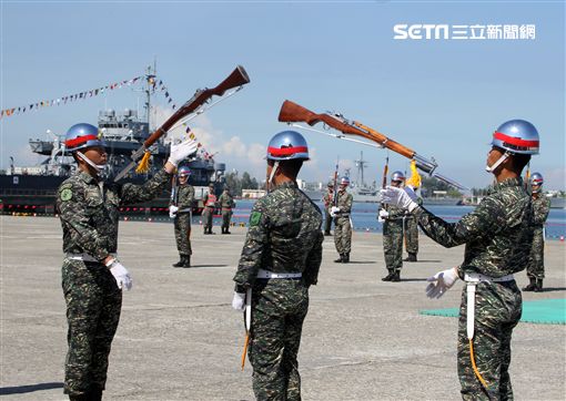 海軍陸戰隊儀隊操演高難度奪命槍。（記者邱榮吉/左營拍攝）
