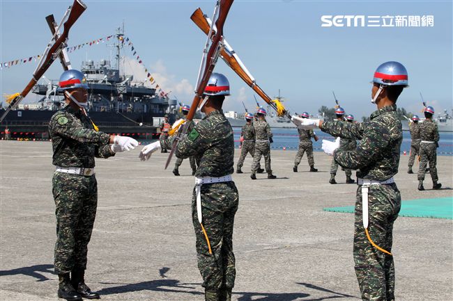 海軍陸戰隊儀隊操演高難度奪命槍。（記者邱榮吉/左營拍攝）