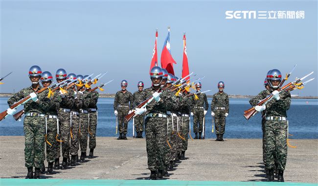 海軍陸戰隊儀隊操演高難度奪命槍。（記者邱榮吉/左營拍攝）