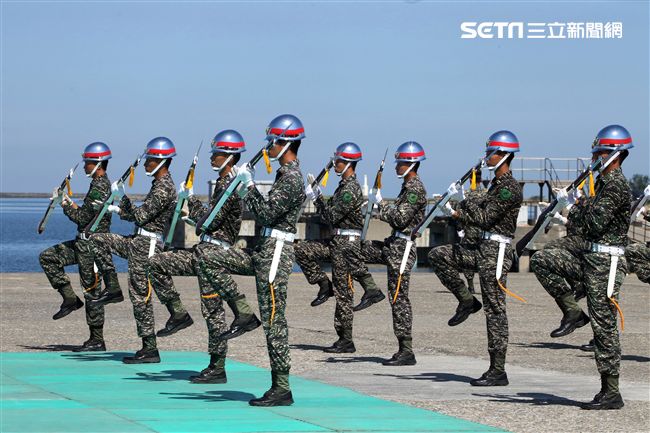 海軍陸戰隊儀隊操演高難度奪命槍。（記者邱榮吉/左營拍攝）