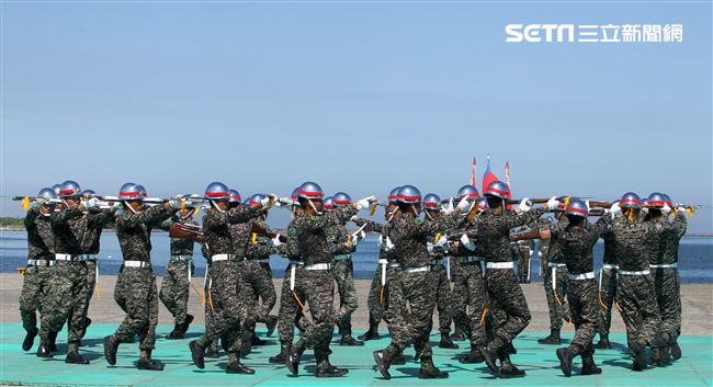 海軍陸戰隊儀隊操演高難度奪命槍。（記者邱榮吉/左營拍攝）