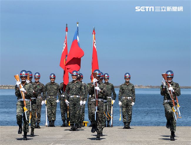 海軍陸戰隊儀隊操演高難度奪命槍。（記者邱榮吉/左營拍攝）