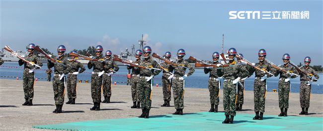 海軍陸戰隊儀隊操演高難度奪命槍。（記者邱榮吉/左營拍攝）