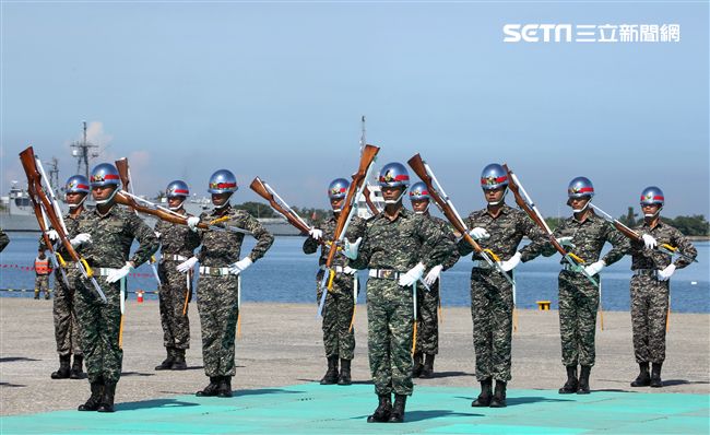 海軍陸戰隊儀隊操演高難度奪命槍。（記者邱榮吉/左營拍攝）