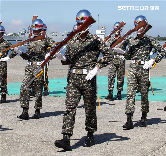 海軍陸戰隊儀隊操演高難度奪命槍。（記者邱榮吉/左營拍攝）