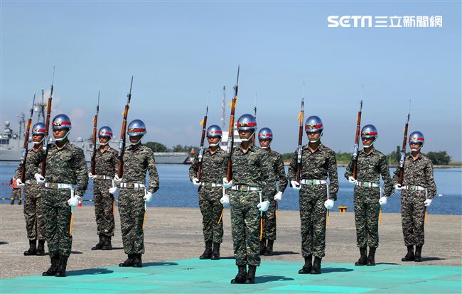 海軍陸戰隊儀隊操演高難度奪命槍。（記者邱榮吉/左營拍攝）