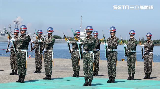 海軍陸戰隊儀隊操演高難度奪命槍。（記者邱榮吉/左營拍攝）