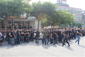 近500名黑衣人齊聚板橋殯儀館送別「一倫」。（圖／記者游承霖攝）