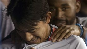 ▲林子偉有好表現時，Jackie Bradley Jr.上前鼓勵他。（圖／美聯社／達志影像）