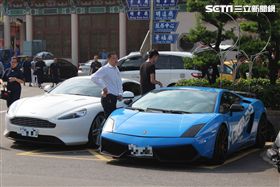家屬及旗下小弟請來法拉利、藍寶堅尼、賓利共4輛名貴跑車做為前導車。（圖／記者游承霖攝）