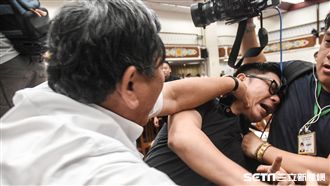 陳明文以為被偷襲　龍爪手怒掐許毓仁