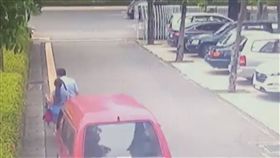 台南地院離婚官司　丈夫洪當興開車狠撞妻子李怡慧、律師黃政雄（圖／翻攝畫面）